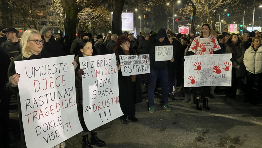 Screenshot 2025-01-07 at 18-38-11 Protesti na Cetinju i u Podgorici Građani odali počast žrtvama masakra 12-minutnom tišinom i izneli svoje zahteve