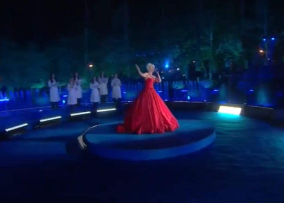 Jelena Karleuša otpjevala „Vidovdan“ uz srpsku zastavu! U dugačkoj toaleti izvela čuvenu pjesmu i oduševila gledaoce