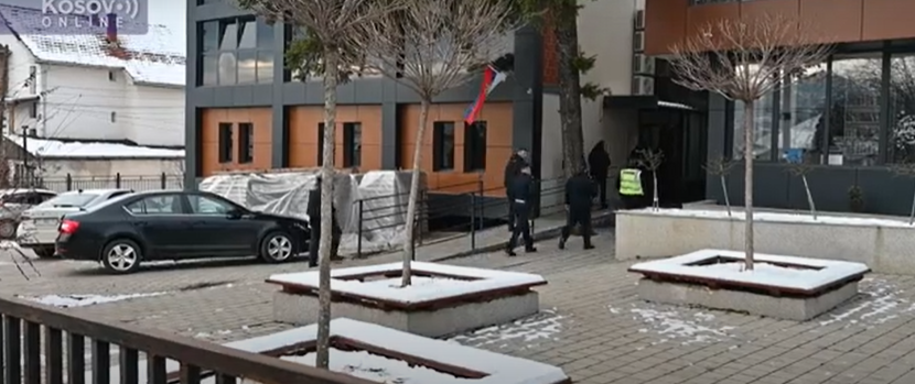 Novi udar na Srbe na KiM: Kurtijeva policija upala u sve zgrade opština i pošta u srpskom sistemu južno od Ibra (VIDEO)