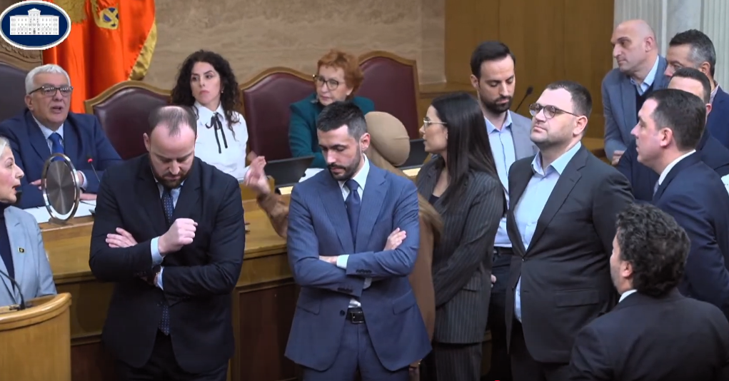 Prihvatiti ultimatume DPS -a? E’o trčimo…
