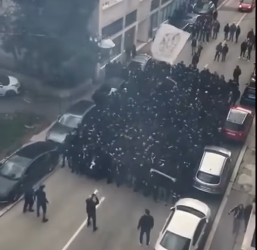 Dobronamjerni susjedi opet šokirali svijet ustaškom koreografijom u Splitu: Pogledajte kako postrojeni nacisti u crnom salutiraju (VIDEO)