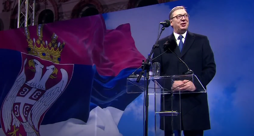 Zajedno sa svojim narodom: Vučić danas razvija najveću srpsku zastavu na ulicama Beograda