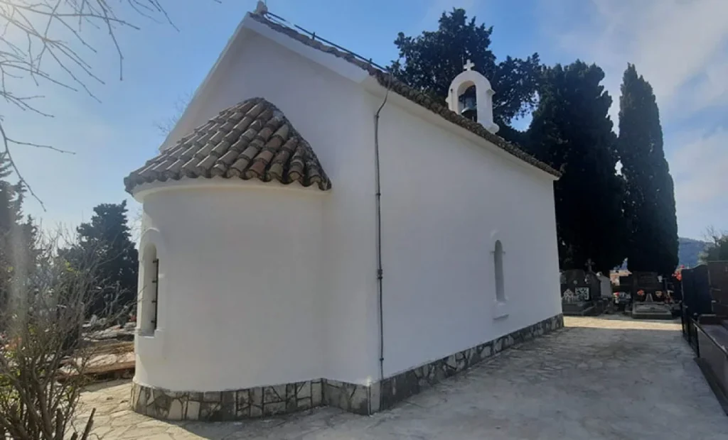 Obijena crkva na groblju Gvozden Brijeg, ukraden novac
