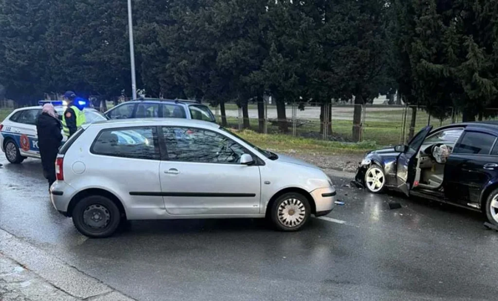 Bar: U sudaru dva automobila pričinjena materijalna šteta