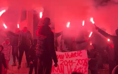 Bakljadom ispratili školske drugove: Cetinjska djeca odala počast stradalim dječacima Vukanu i Jovanu (VIDEO)