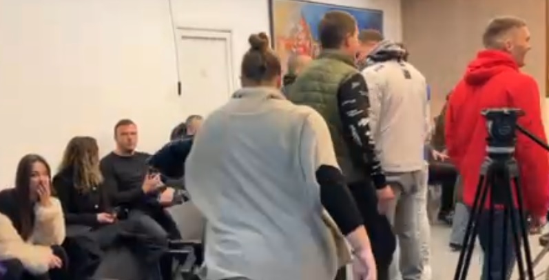 Simpatizeri „Za budućnost Budve“, Demokrata i PES-a u sali SO Budva, neizvjestan nastavak sjednice