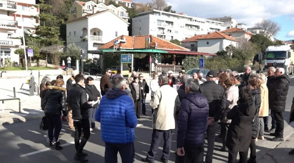 Bivši radnici Vektra Boke blokirali Jadransku magistralu