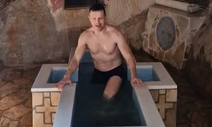 Dobri moji, e ovo je dobro: Gradonačelnik Saša Mujović proslavio Bogojavljenje potapanjem u vodu u manastiru Dajbabe (VIDEO)