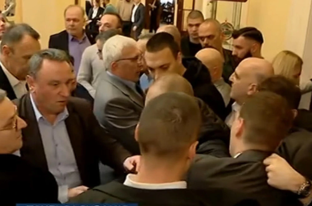 Opozicija pravi novi rusvaj u Skupštini Srbije ; Upali na kolegijum, demoliraju javnu imovinu