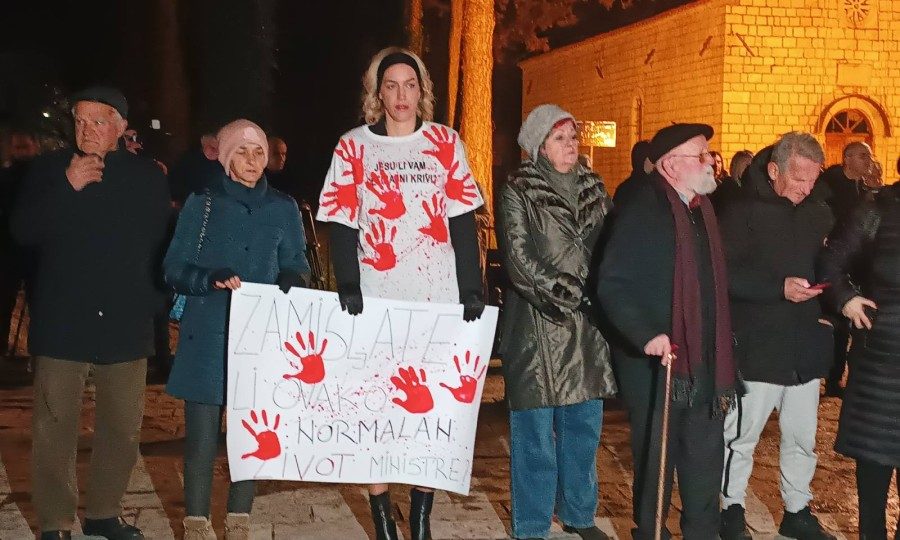 Počeo protest na Cetinju, traže ostavke Bečića i Šaranovića