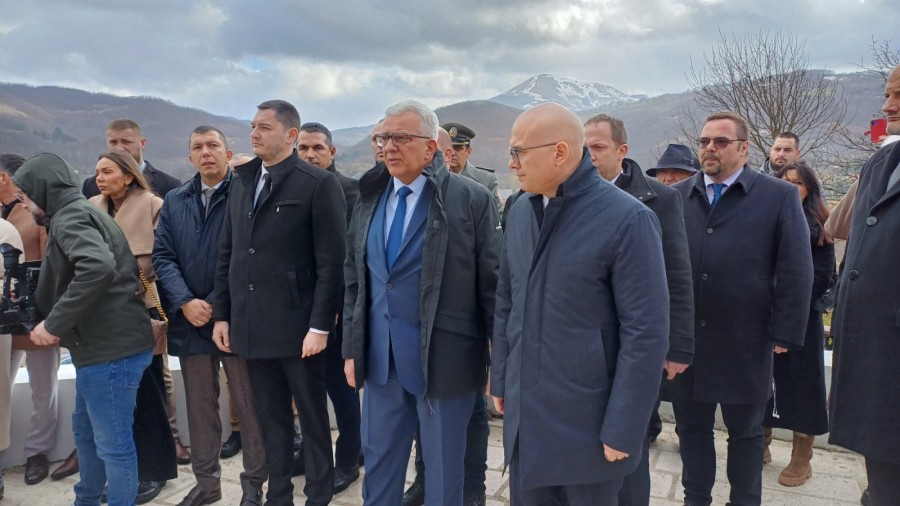 Vučević sa Mandićem i Delićem u Mojkovcu: Položen vijenac na spomenik junacima Mojkovačke bitke