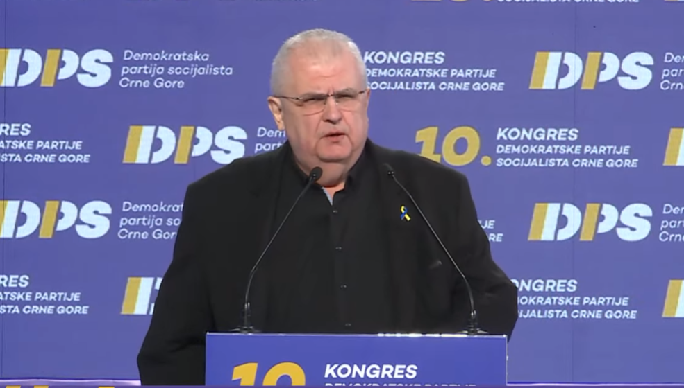 „Leglo 500 evra“; Čanak došao na Kongres DPS-a da pljuje Srbiju i hvali studentske proteste: „Bio bih mnogo mirniji da u Srbiji postoji DPS“
