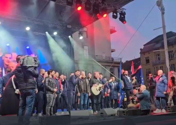 Dobronamjerni susjedi ponovo u epizodi promocije ustašluka: Tompson na dočeku rukometaša!