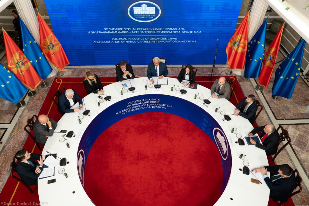 Završen Okrugli sto: Inicijativa za proglašenje kriminalnih klanova terorističkim organizacijama