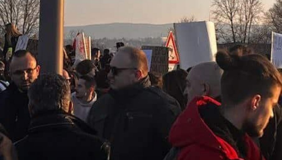 Na protest stigao glavni student koji gazi 50-te: Đilasa uhvatila kriza srednjih godina, očito odlučio da se vrati akademskom životu