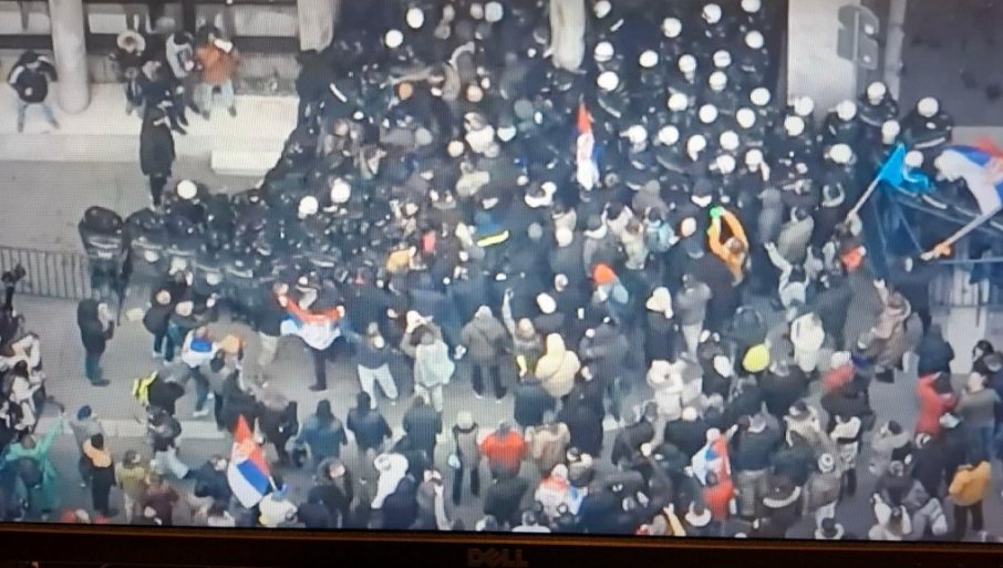 Nemile scene u Novom Sadu: Demonstranti gađaju policiju jajima, oduzimaju im štitove, nose noževe… (FOTO)