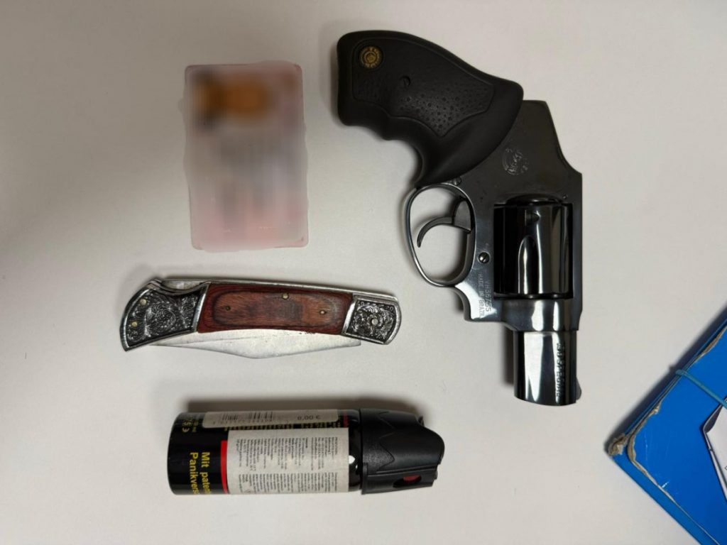 Podgorička policija zaustavila BMW, pa kod vozača pronašla revolver, ručni sprej i nož