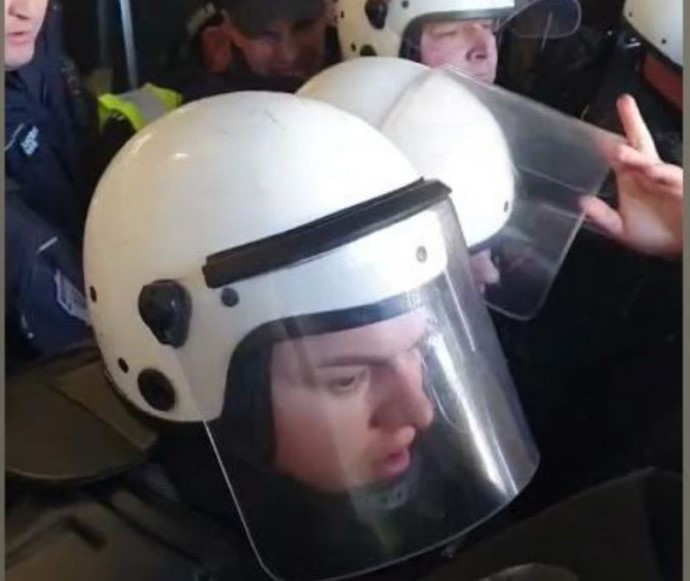 Zaječar: Policija gurala građane ispred Skupštine, bačen suzavac