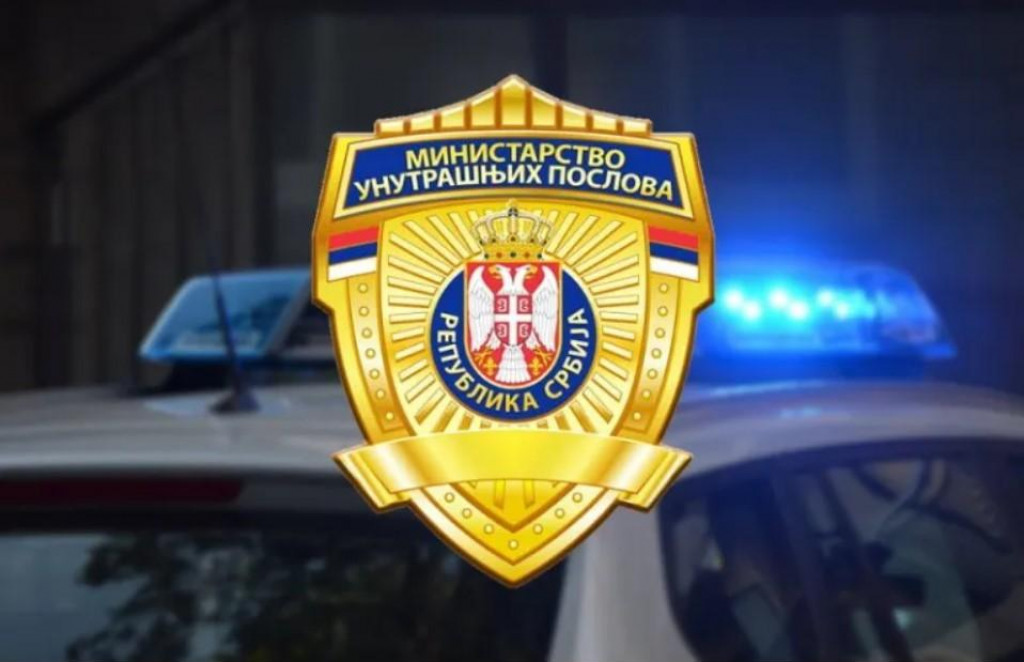 MUP Srbije: Tri policajca povrijeđena u Kosjeriću, priveden učesnik neprijavljenog okupljanja