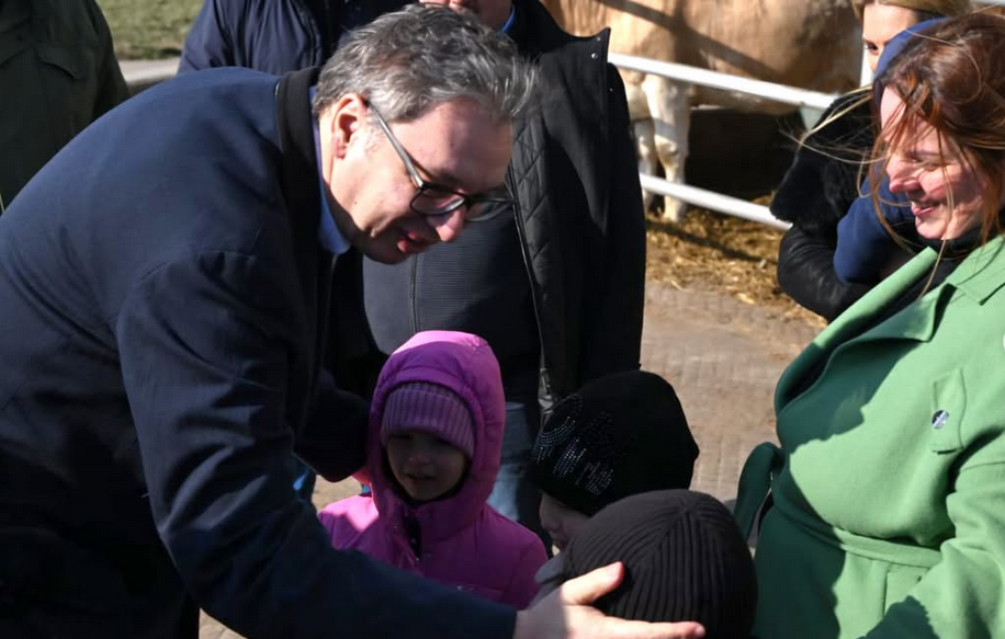 Vučić posjetio farmu jednog od najvećih proizvođača mlijeka u Srednjebanatskom okrugu