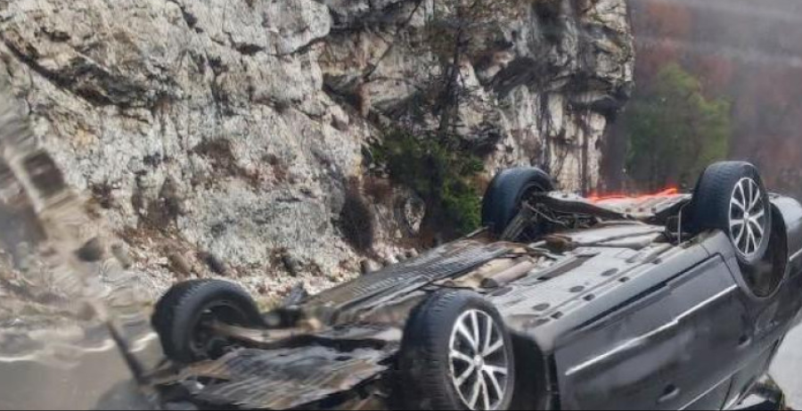 Dvije saobraćajne nezgode na putu Podgorica – Cetinje: Automobili završili na krovu, nema povrijeđenih