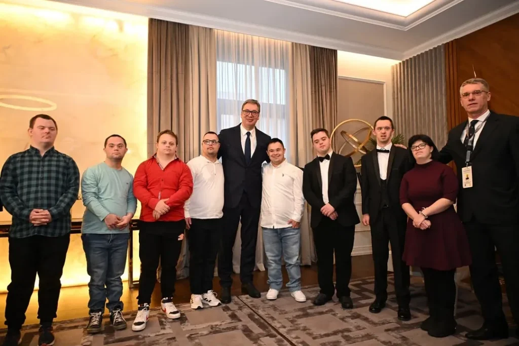 Vučić u Daun centru: Zajedničkim snagama možemo da učinimo mnogo, hvala im na toplini i osmjesima