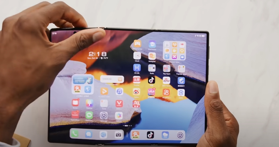 TRI FOLD: Huawei iznjedrio prvi svjetski trostruko sklopivi telefon
