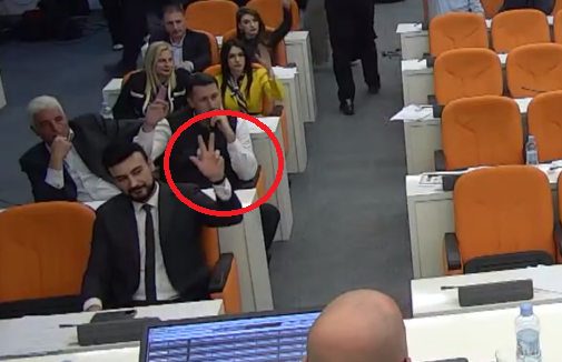 (VIDEO) Borisu Mugoši sad nisu problem tri prsta, i Zlatko Vujović se priključio horskim hvalospjevima na račun Nikole Jovanovića