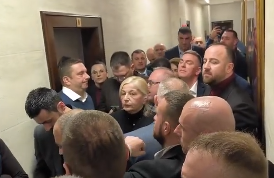 (VIDEO) DPS-ovci silom na sramotu hoće da budu privedeni i sad blokiraju skupštinske hodnike, Huter bi potpredsjednika Skupštine da vuče za uši!