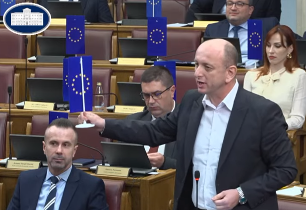 Knežević „zakleo“ opoziciju zastavicom EU: „Comeback“ gospodo da se dogovaramo, ako vam je ovo sveta zastava!