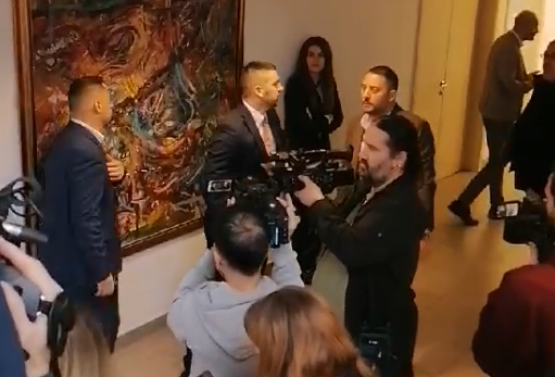 (FOTO/VIDEO) Haos u Budvi, još nema sjednice: Mikijelj poručio – kako koji odbornik podnese ostavku ide se po njega da ga vataju!