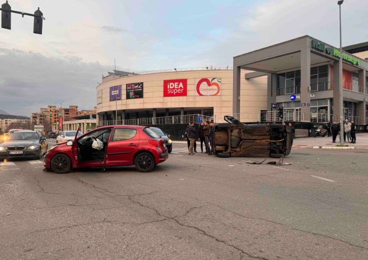 Sudar u Podgorici: Automobil se prevrnuo poslije udesa na raskrsnici