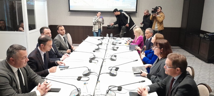 Opozicionari odmah potrčali da se izjadaju zapadnim ambasadorima u Hiltonu