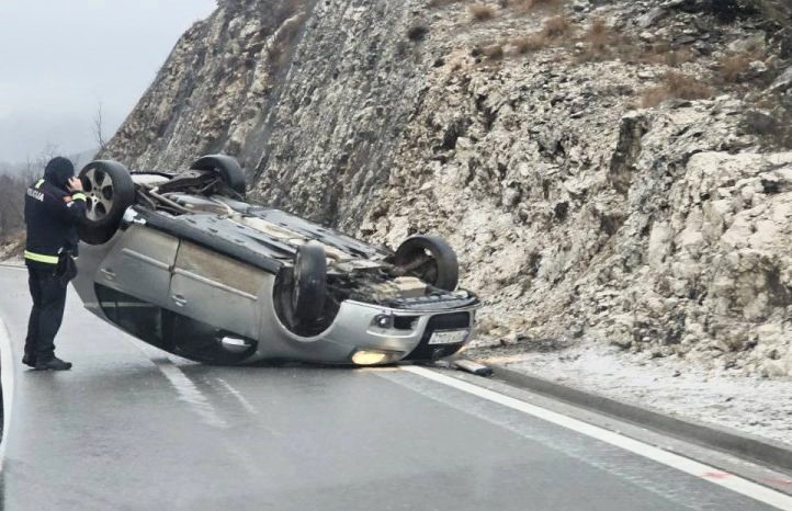 Turčin prošao bez povreda: Automobil završio na krovu u mjestu Zabrđe
