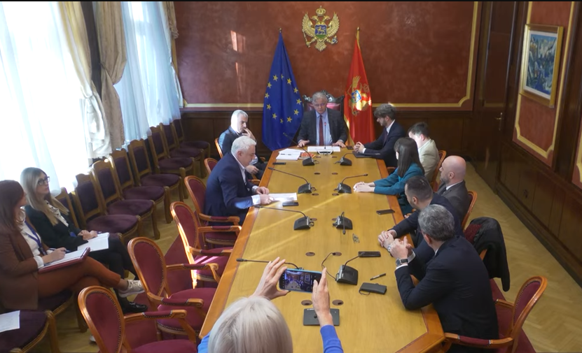 (UŽIVO) Poslanici u Crvenom salonu usvojili odluku o formiranju Anketnog odbora; Vučurović: Ovo će biti najveća prevencija da se takvi zločini nikada ne ponove!