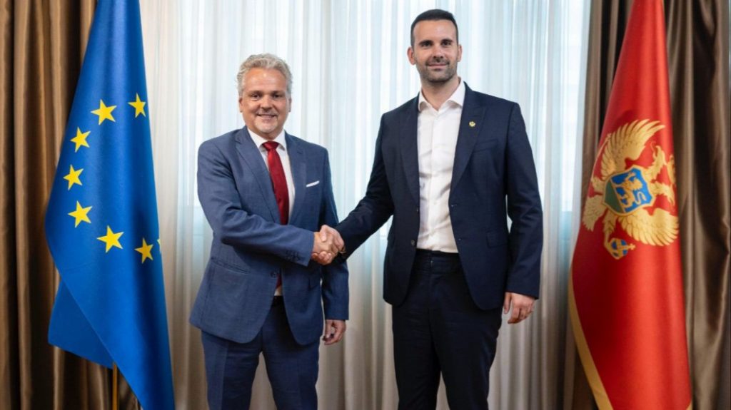 DPS i sateliti se kriju „iza suknje“ ambasadora EU: Čekaju da im Satler prokrči put ka Spajiću i vlasti