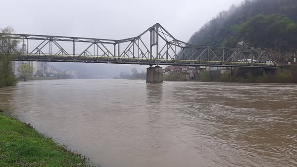 Brojne opštine i gradovi u Srpskoj poplavljeni; Sava u porastu, noć protekla mirno