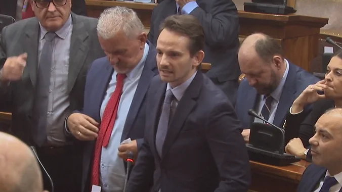 Stefan Krkobabić osudio nasilje u Skupštini: Hajde da se vratimo u skupštinske klupe i da razgovaramo; Spremni smo na dijalog!
