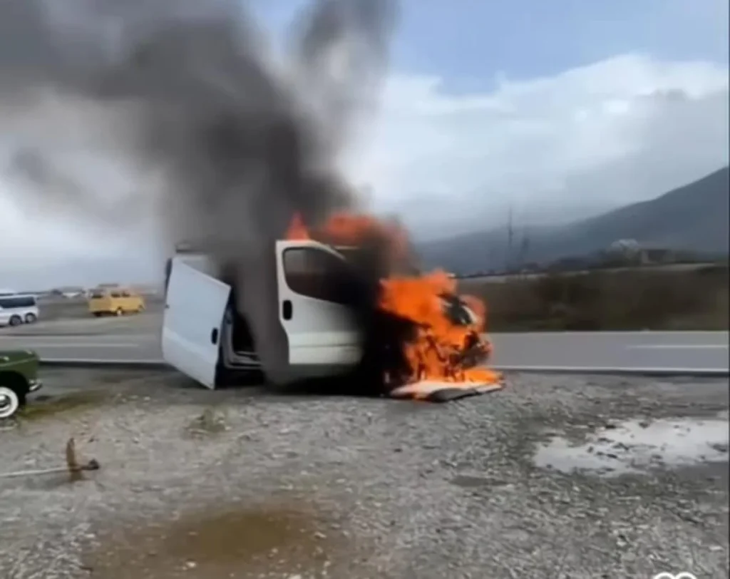 Zapalio se kombi na putu Podgorica – Tuzi (VIDEO)