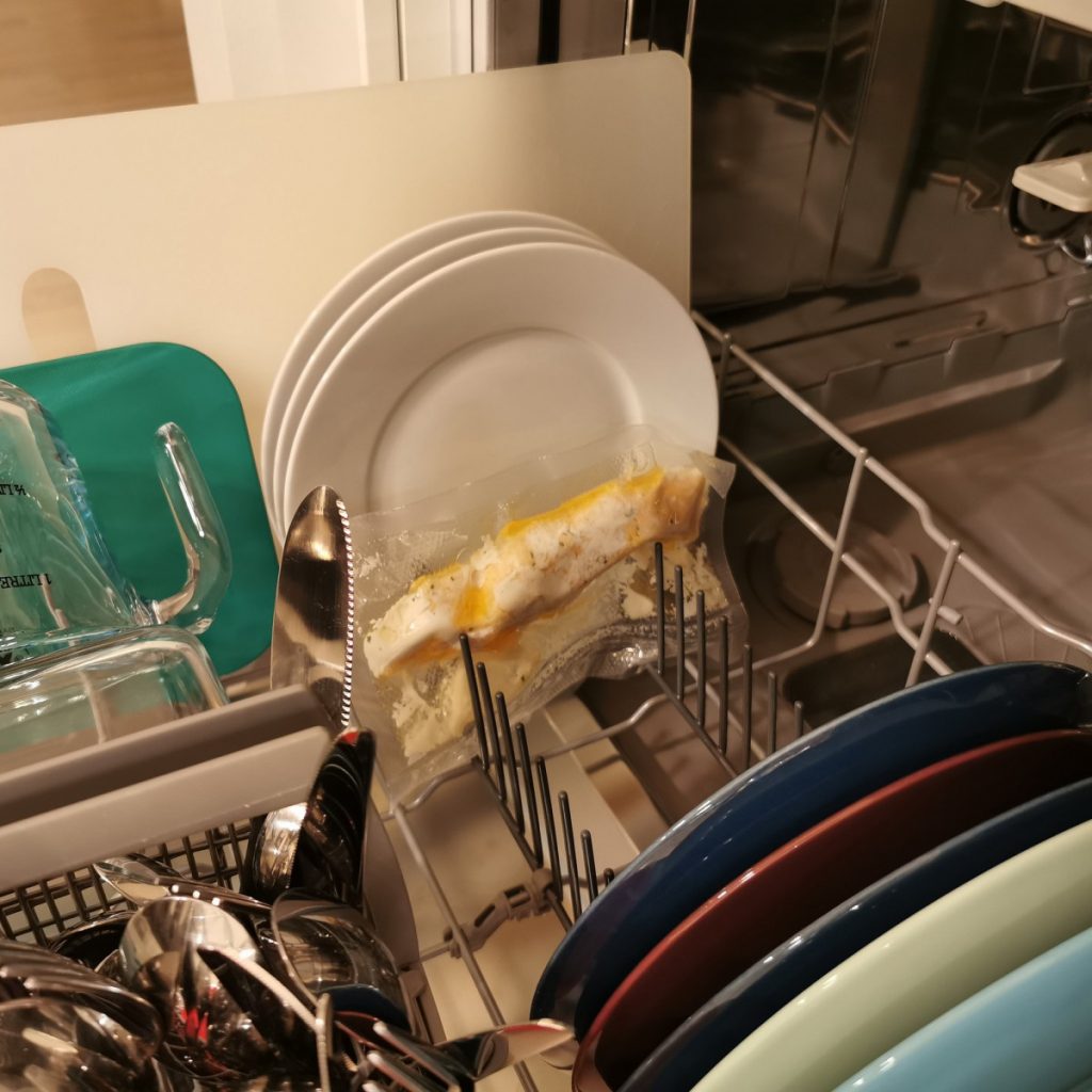 Žena spremila lososa u mašini za pranje sudova i sve zapanjila: „Molim vas, pošaljite mi recept“