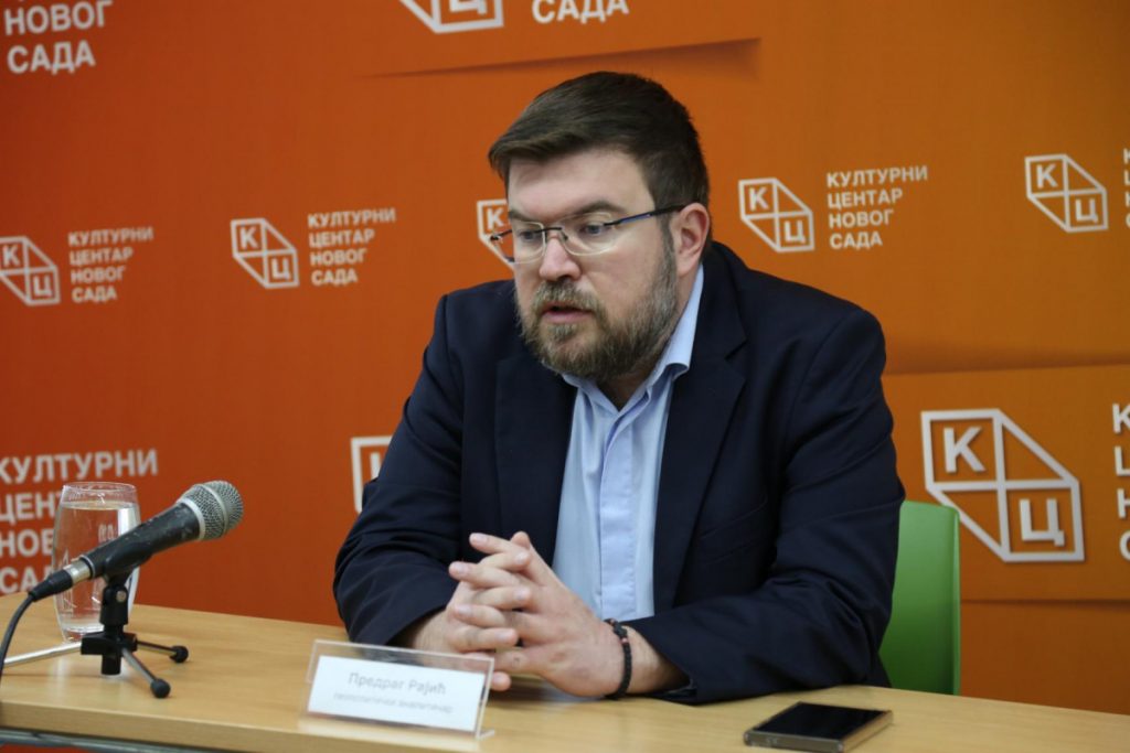 Predavanje geopolitičkog analitičara Predraga Rajića na temu „Izborni mart“ na Jutjub kanalu KCNS
