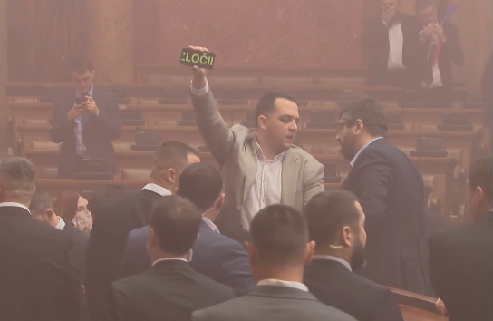 Isto kao DPS: I srpska opozicija bacila dimne bombe u Skupštinu Srbije (VIDEO)