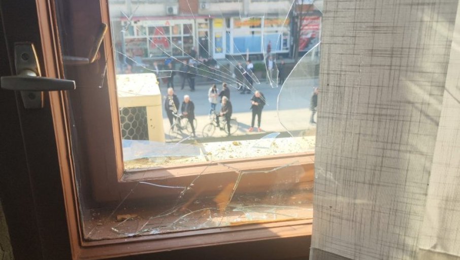 BIJEDNO: Vandali kamenovali zgradu SO Bogatić (FOTO)