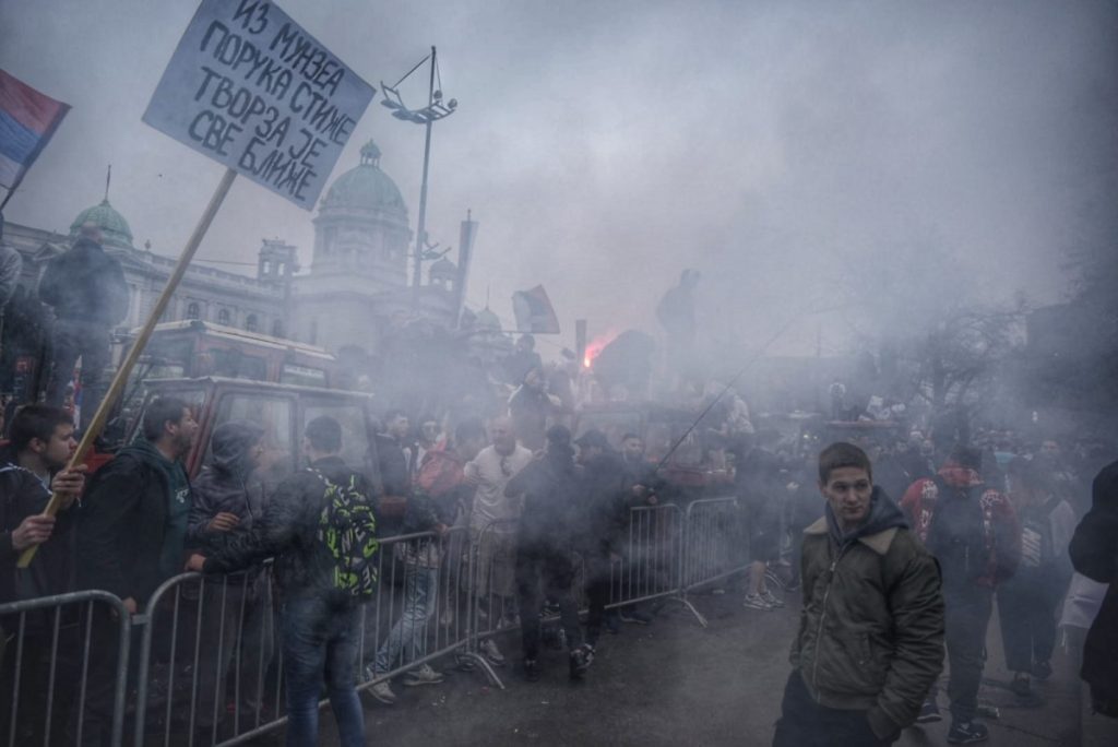 (VIDEO) Tenzično na protestu u Beogradu: Odjeknuli topovski udari, pale se i baklje, policiju gađaju bocama