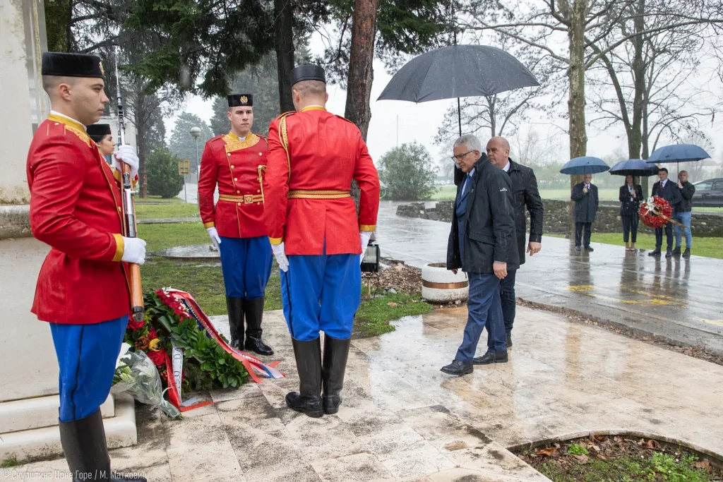Mandić i Zogović položili vijence u kasarnama Danilovgrad i Masline
