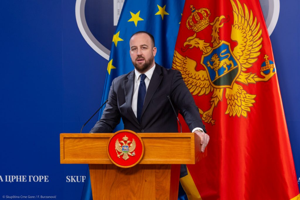 Nikolić: Opozicija s’ potpunim pravom blokirala rad Skupštine