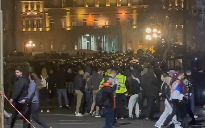 Prvi incidenti na protestu: Redari skinuli markere, studenti poručili da ovaj protest više nije studentski (VIDEO)