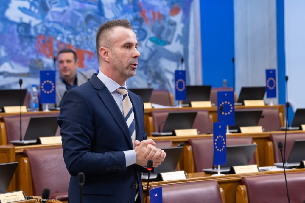 Bogdanović: Biramo ljude koji će pitati ko su ti čija su imena nestala iz zvaničnih papira, a vječno upisana u zidovima policijskih stanica i tajnim dokumentima stranih službi