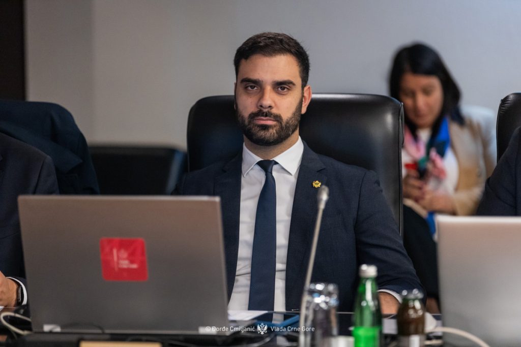 Ministar obećava: Do kraja maja pod asfaltom sve četiri trake bulevara Tivat-Jaz, radiće dan-noć