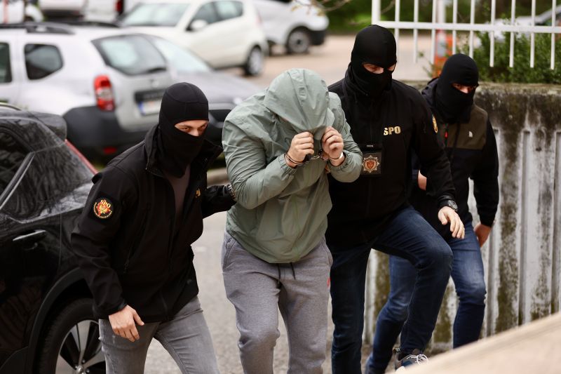 Uhapšeni pripadnici Posebne jedinice policije Vukadinović i Lukačević, lisice i inspektoru Đurišiću